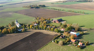 Flygfoto över kyrkbyn